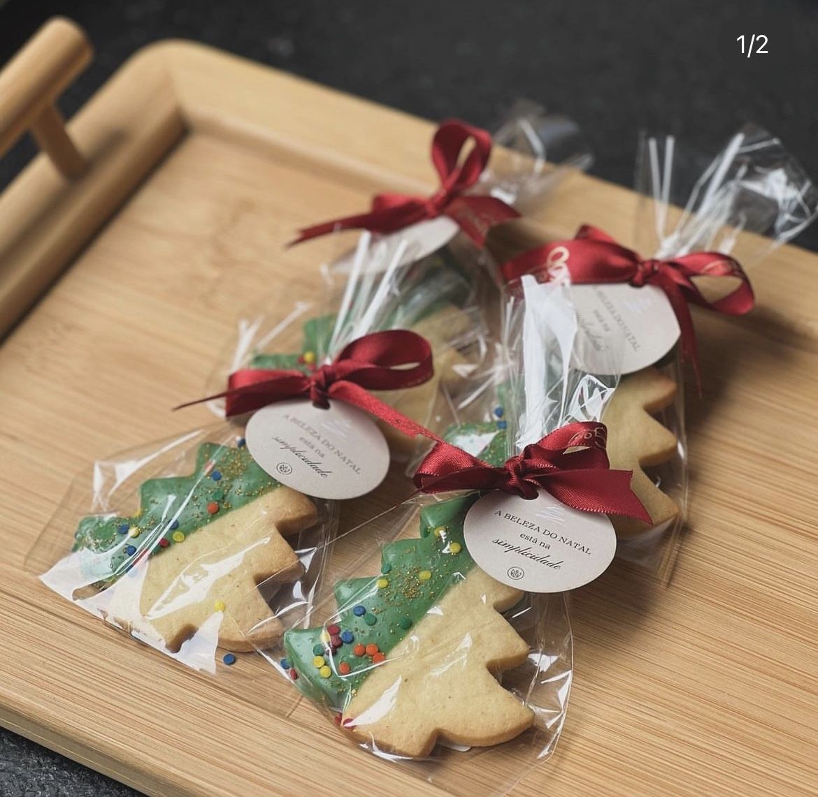 Imagem de lembrancinha para o Natal com biscoitos em formato de &aacute;rvore.