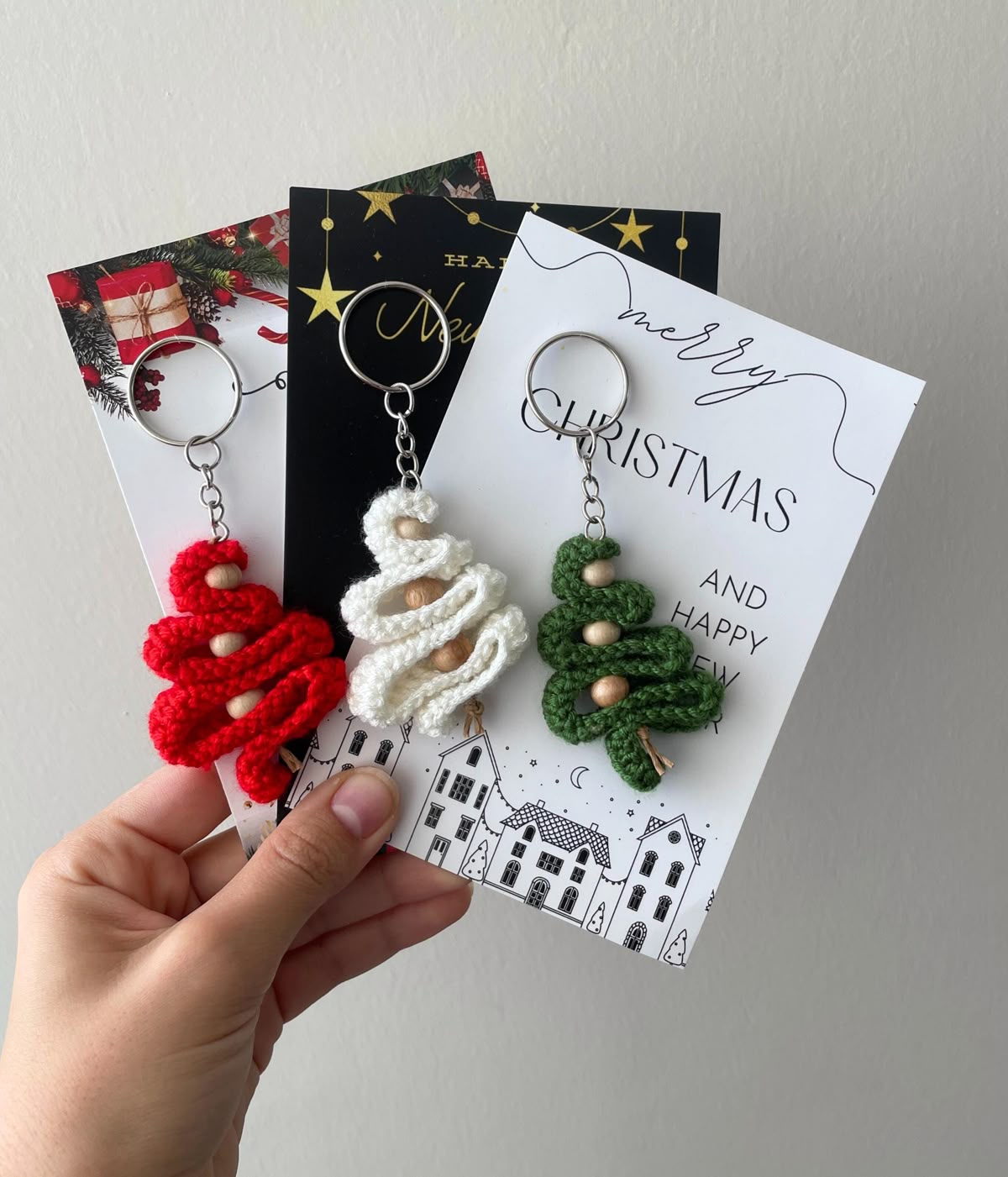Imagem de lembrancinha para o Natal de chaveiros em formato de &aacute;rvore de Natal, feitos em croch&ecirc;.