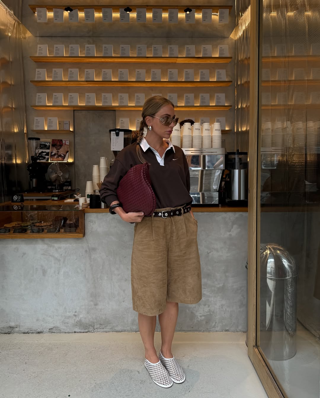 Look neutro com bermuda ampla para conforto no escrit&oacute;rio