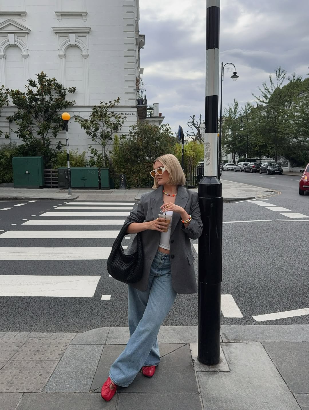Blazer cinza com jeans para look moderno de escrit&oacute;rio