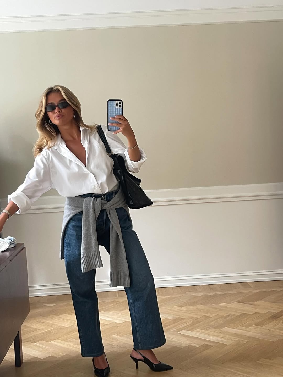 Camisa branca com jeans para look b&aacute;sico e elegante