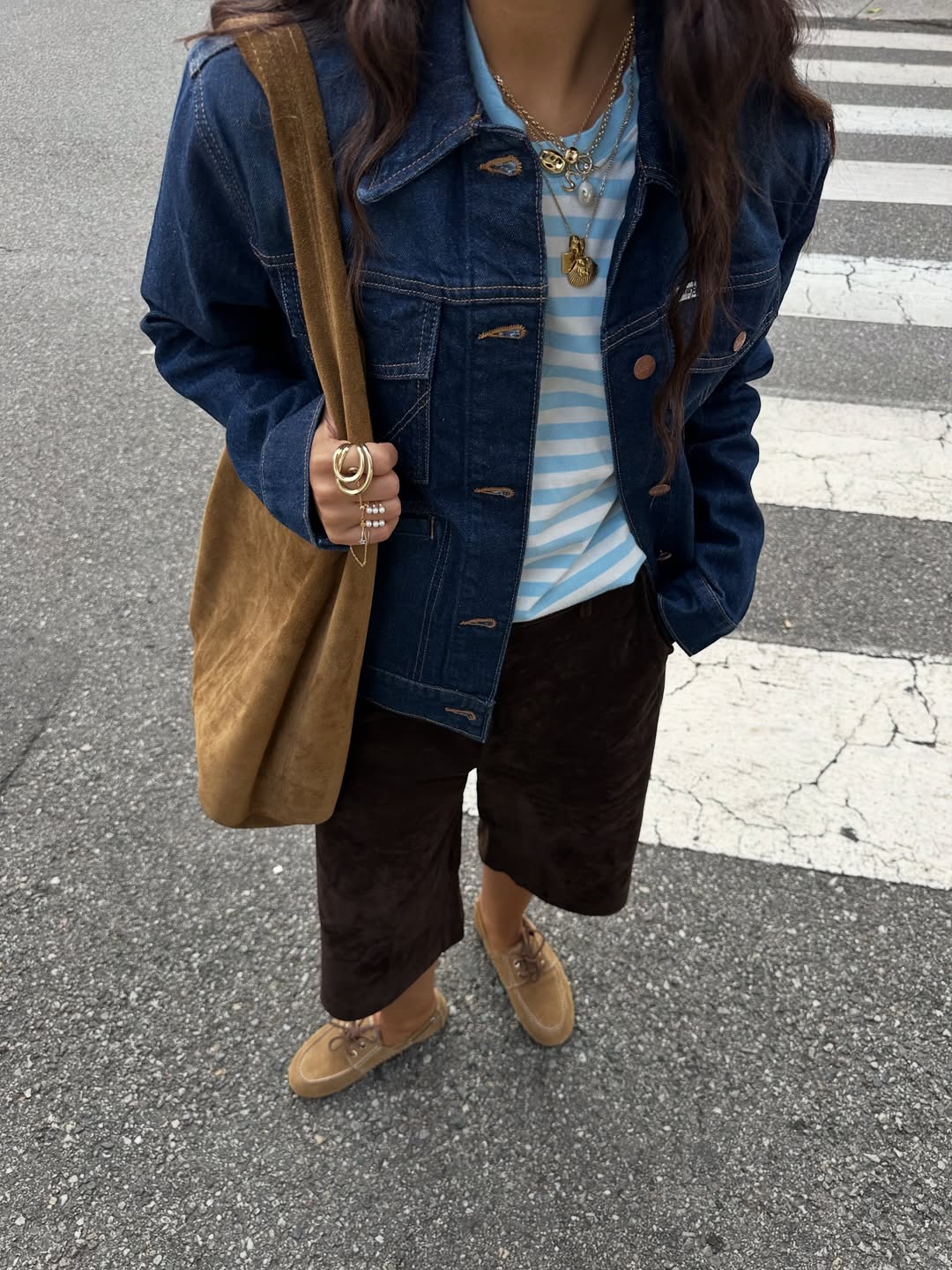 Jaqueta jeans com bermuda para look pr&aacute;tico no escrit&oacute;rio