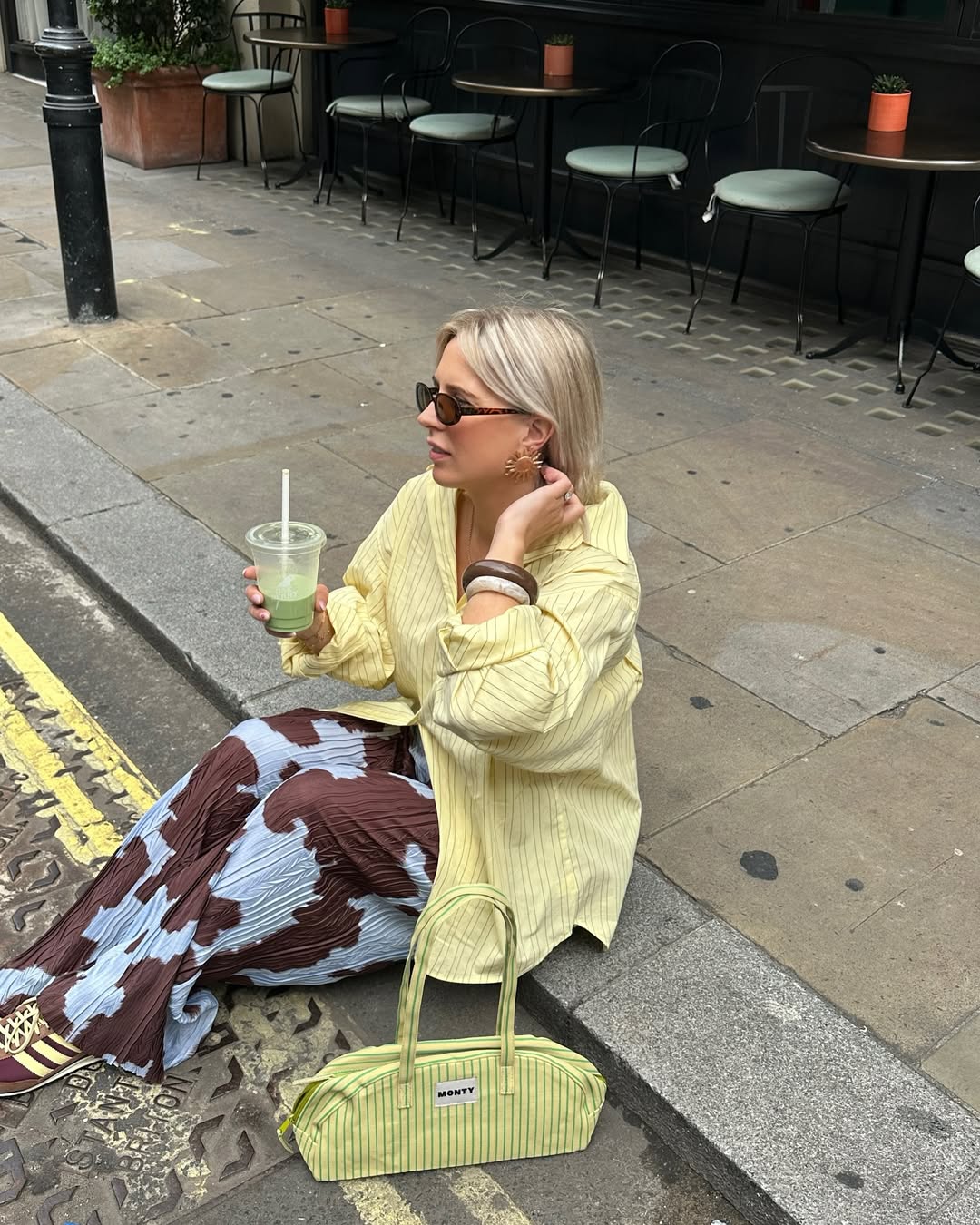 Look com camisa leve e cal&ccedil;a estampada para trabalhar no calor