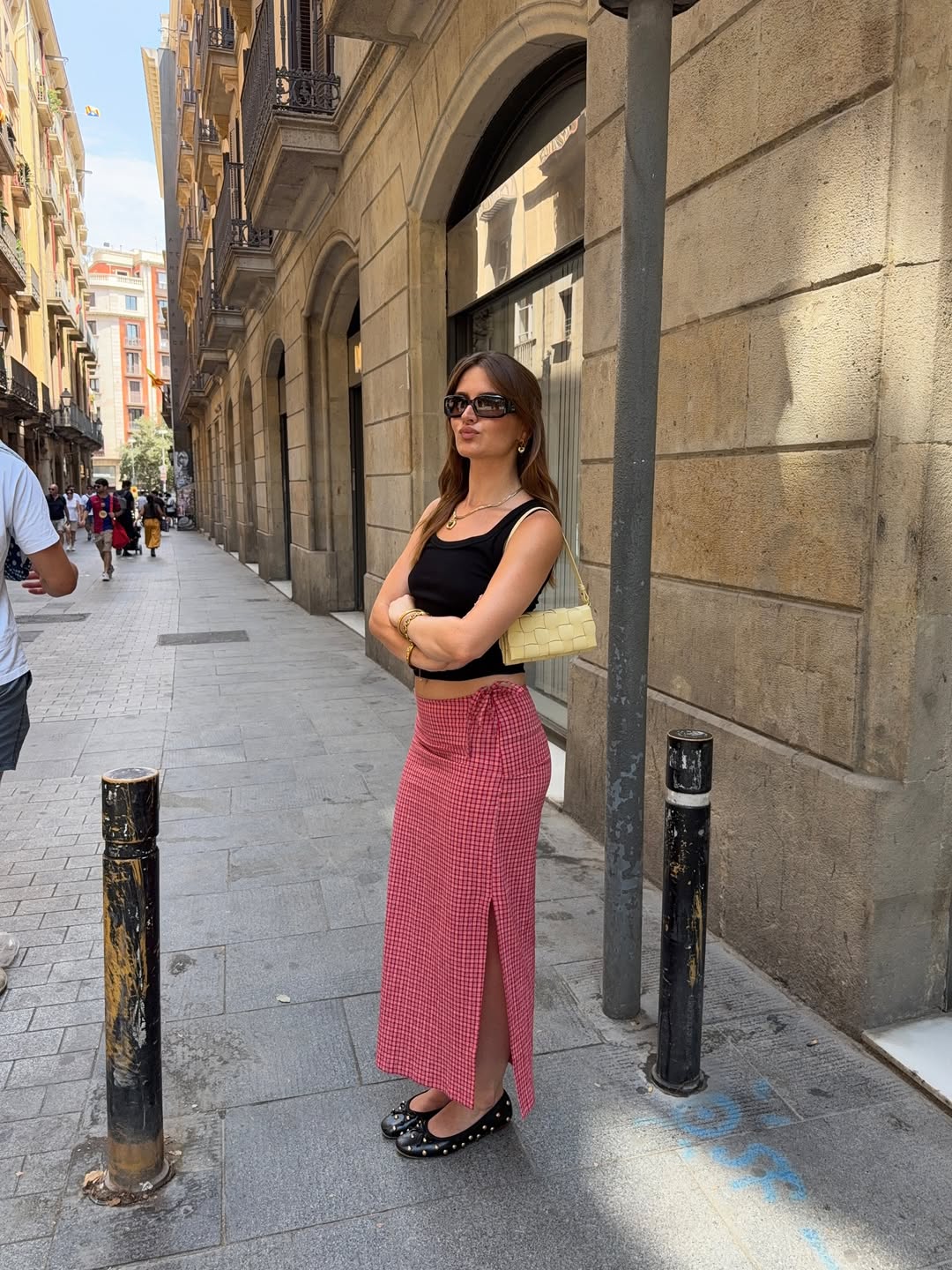 saia vermelha como destaque dos looks de ver&atilde;o