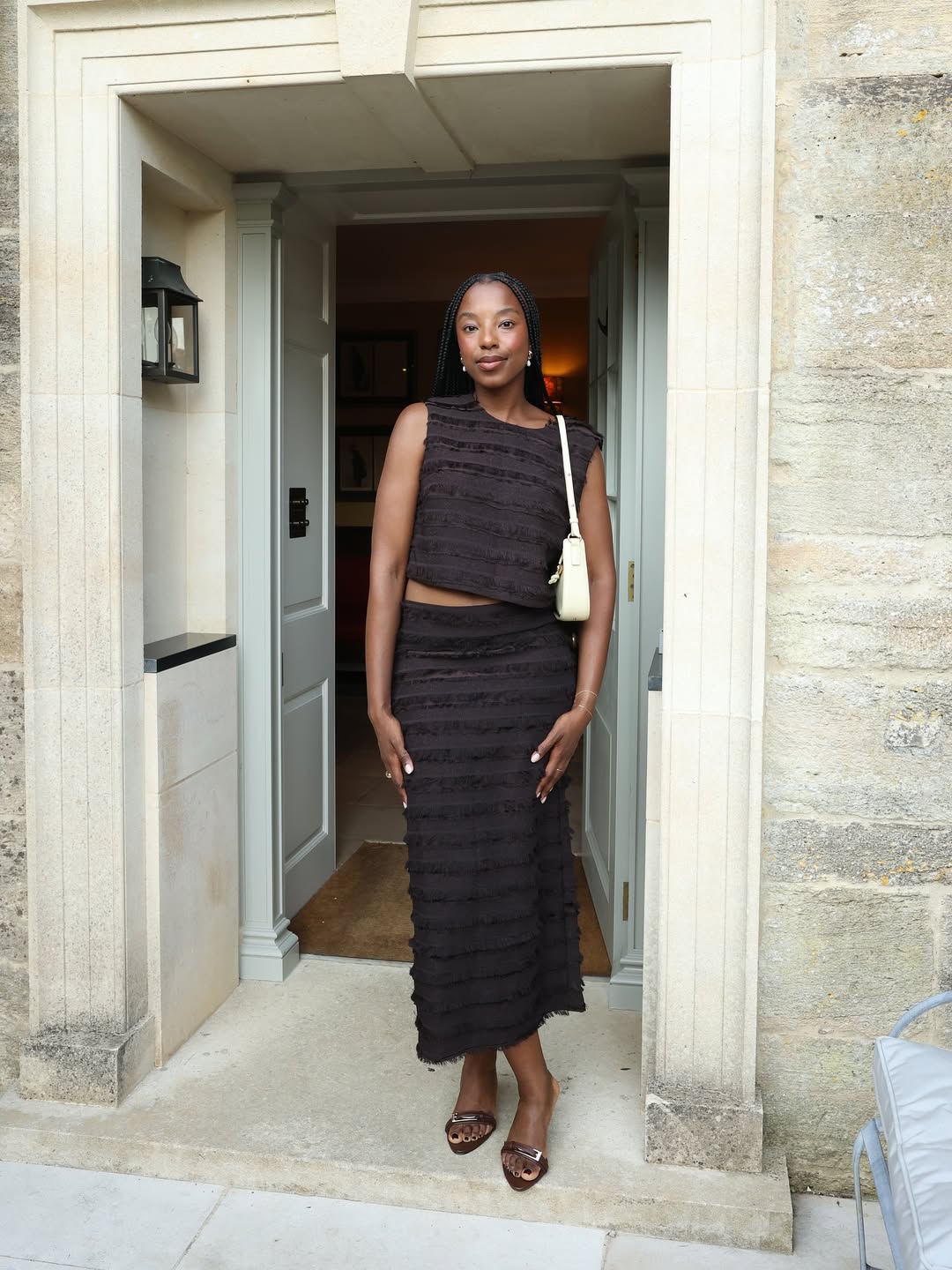 Sand&aacute;lia de salto que deixa o visual mais leve e alto