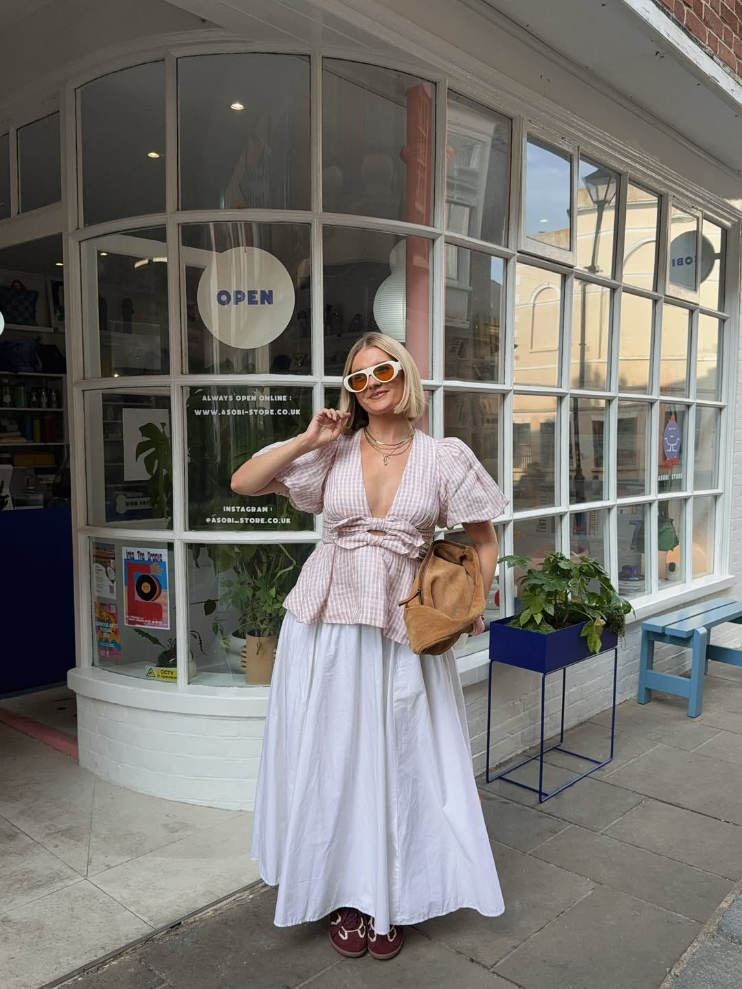 blusa estruturada com saia fluida