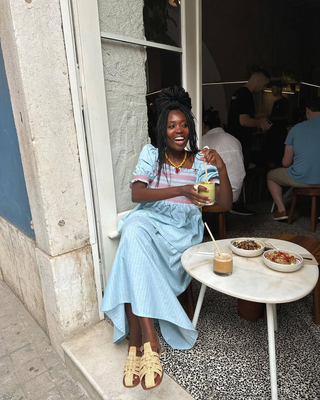 Vestido azul-claro com acess&oacute;rios naturais: look fresco para o ver&atilde;o 2026