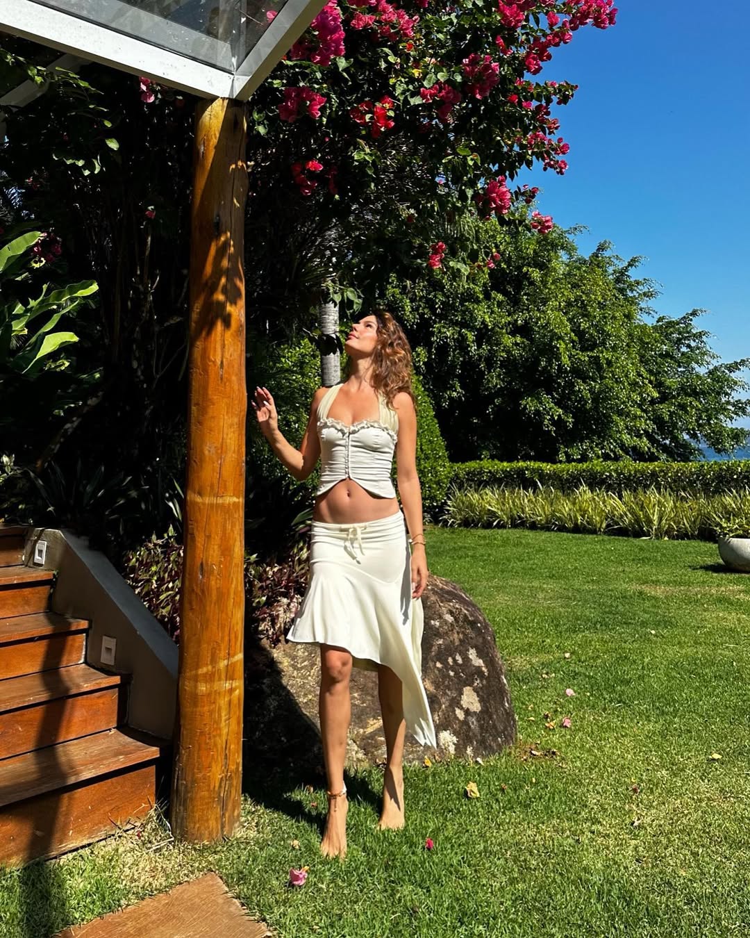 Look monocrom&aacute;tico com saia assim&eacute;trica em tecido leve &eacute; aposta fresca para o ver&atilde;o