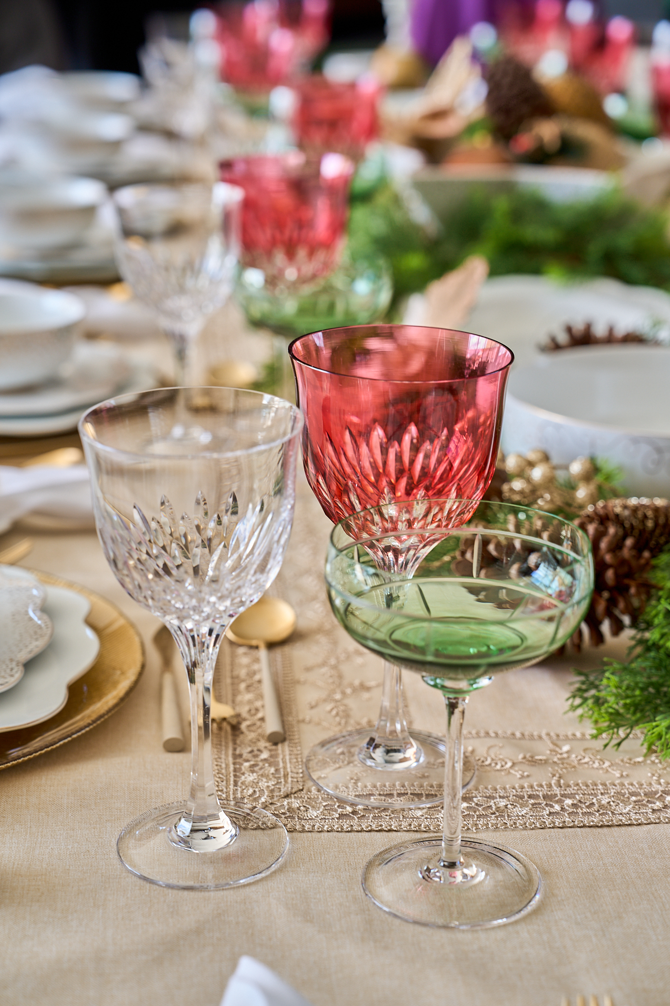 Mesa posta com tr&ecirc;s tra&ccedil;as de cristal: uma transparente, uma verde e outra vermelha