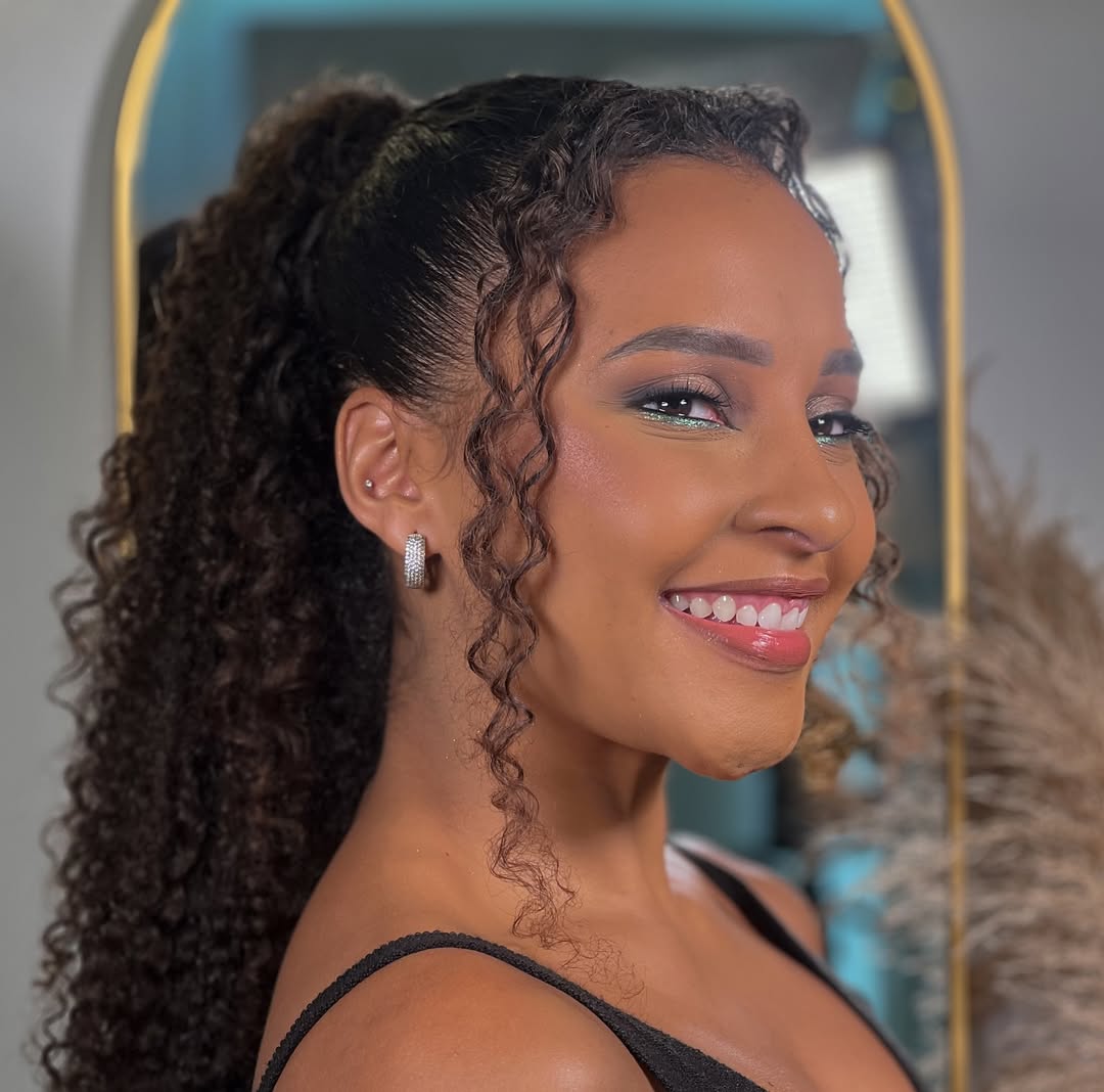 Maquiagem de formatura com toque de cor nos olhos e pele iluminada