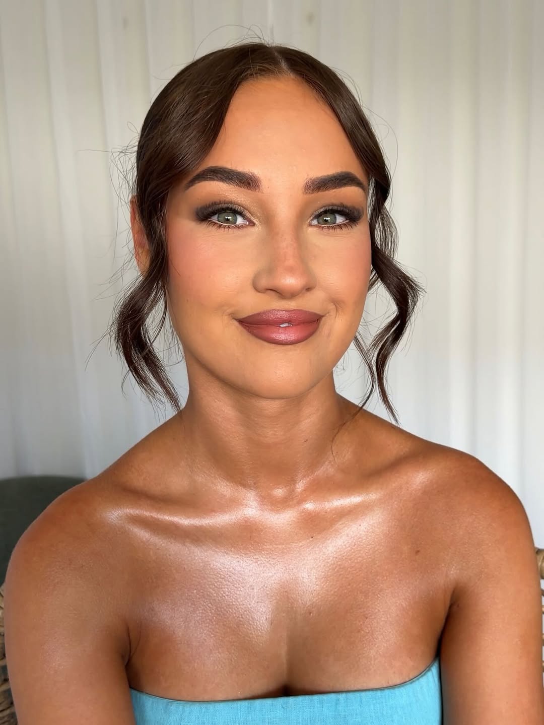 Maquiagem bronzeada para formatura com pele iluminada e esfumado quente