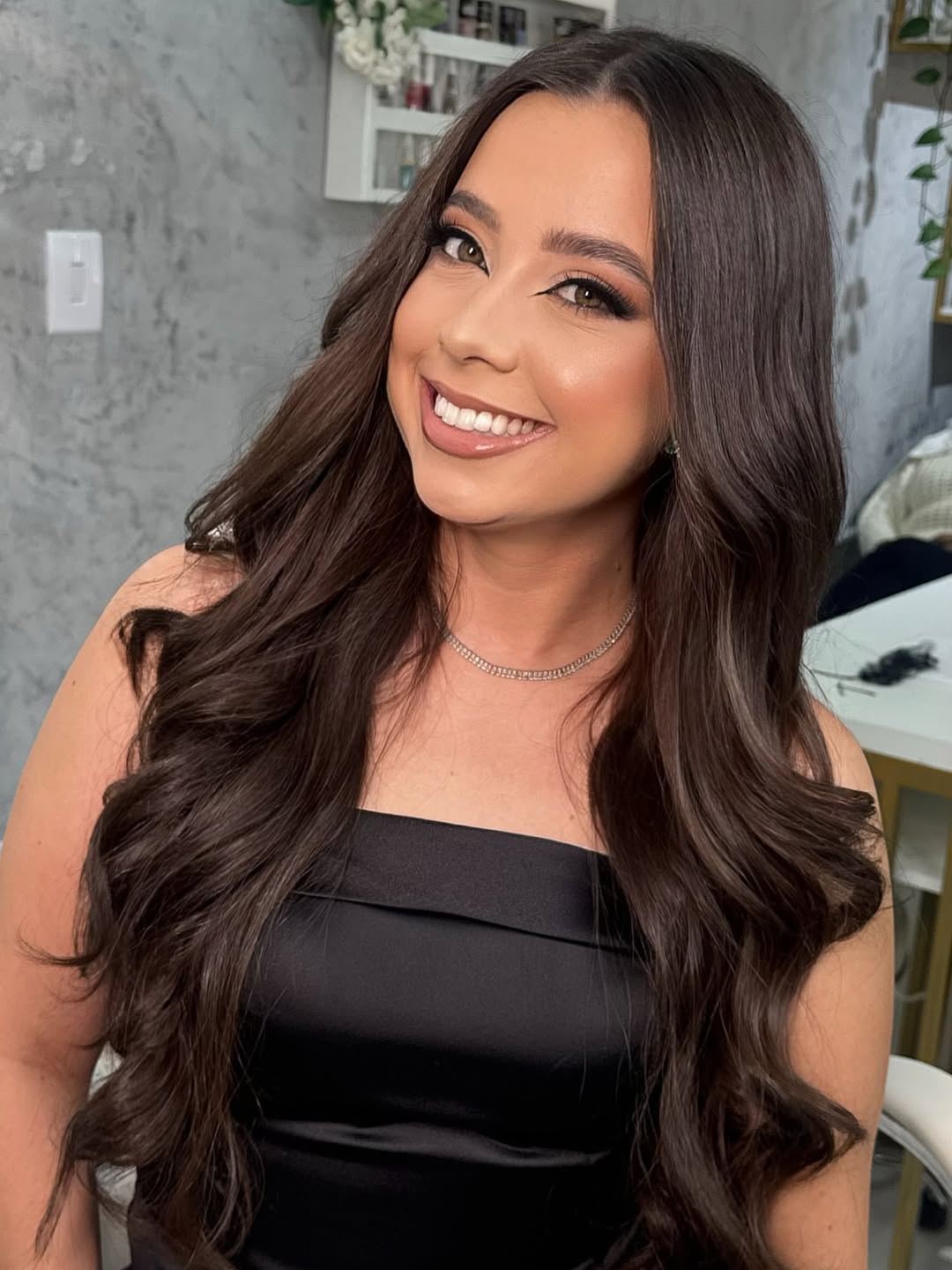 Maquiagem de formatura com delineado agulha marcante