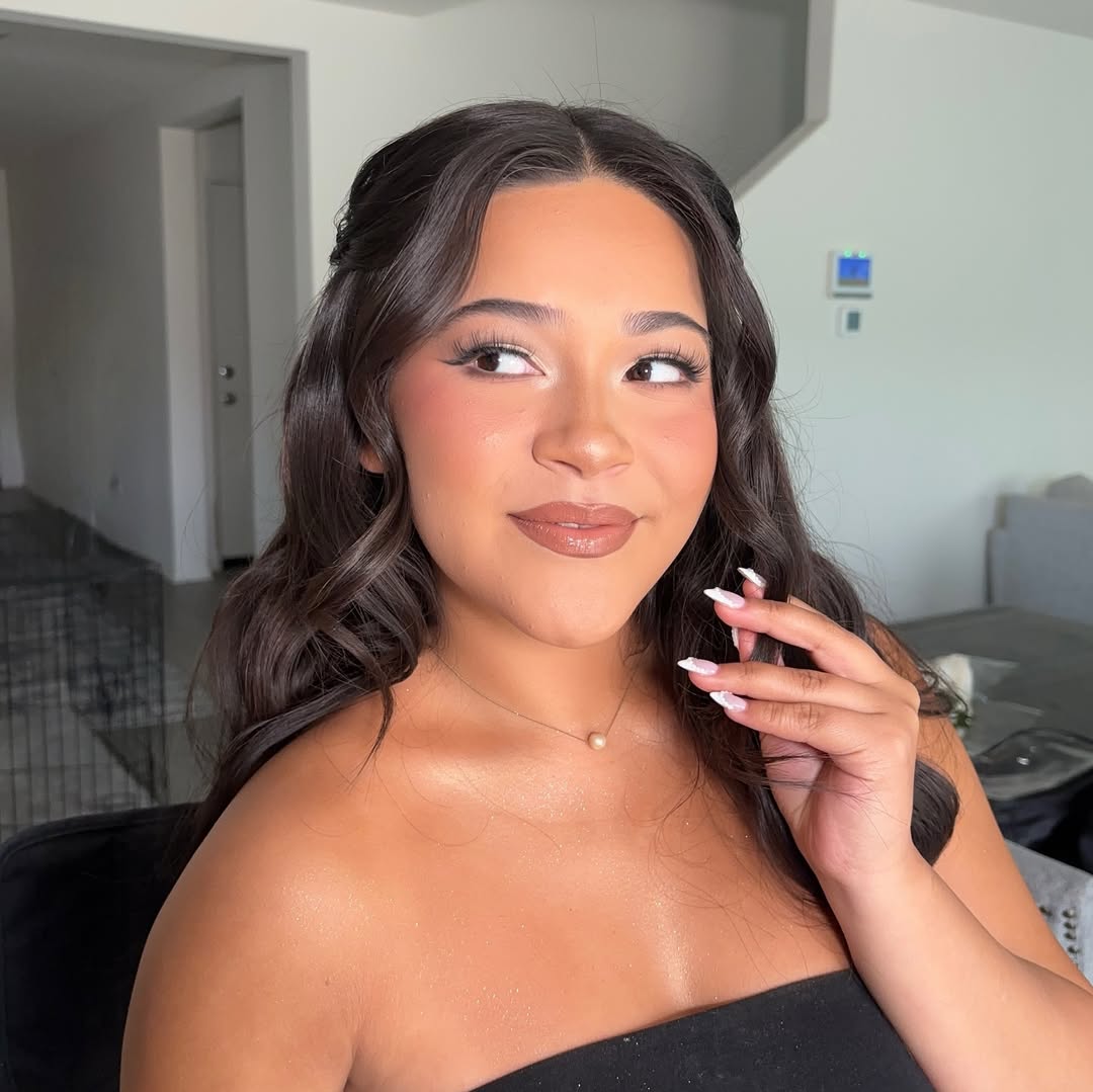 Maquiagem rosada para formatura com gloss e pele fresca