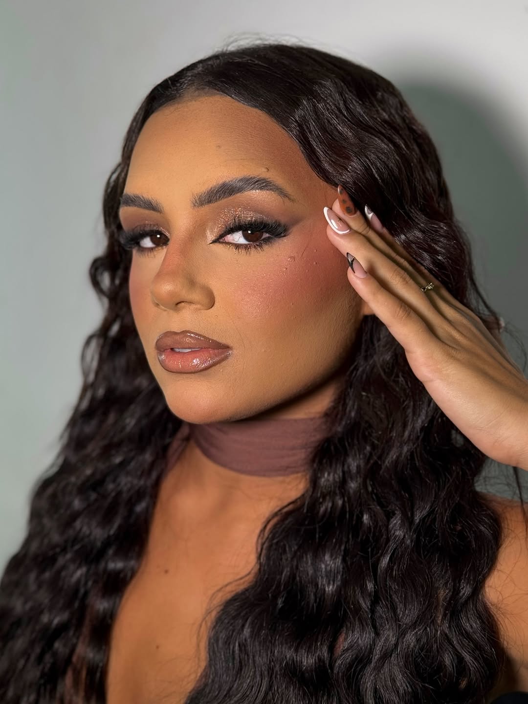 Maquiagem marcante para formatura com esfumado quente e c&iacute;lios volumosos