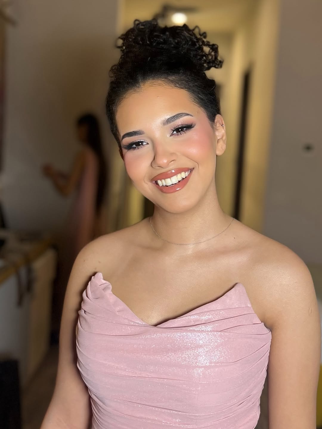 Maquiagem rosa para formatura com esfumado cintilante e blush marcado