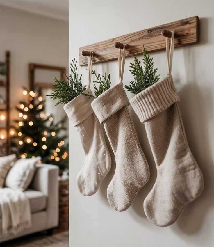 Meias penduradas com ramos verdes dentro