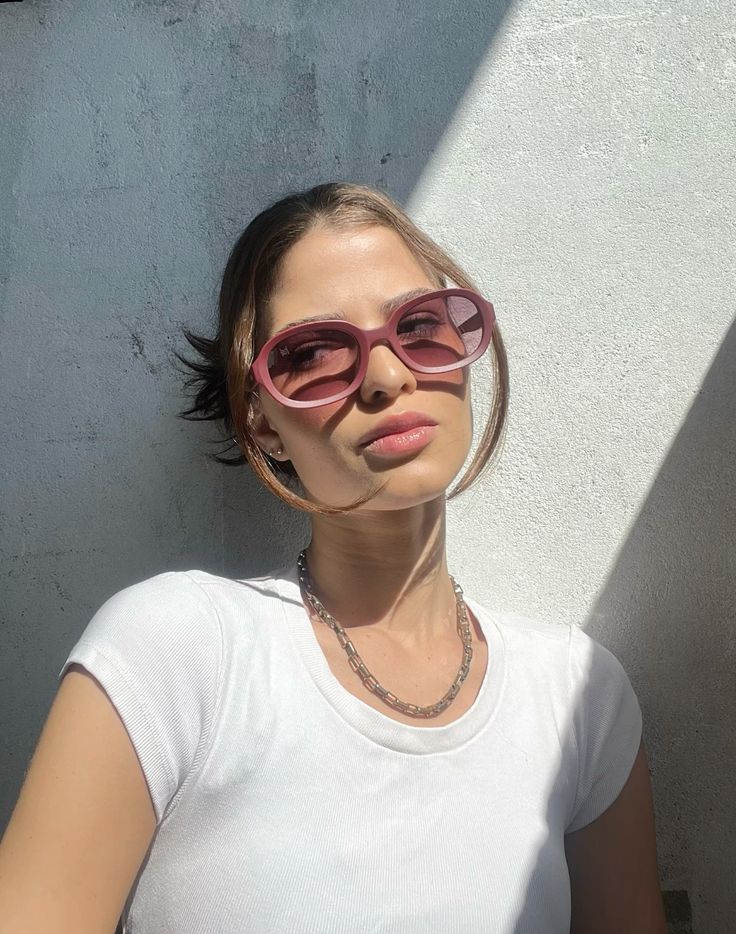 &Oacute;culos rosa transl&uacute;cido para looks minimalistas de ver&atilde;o