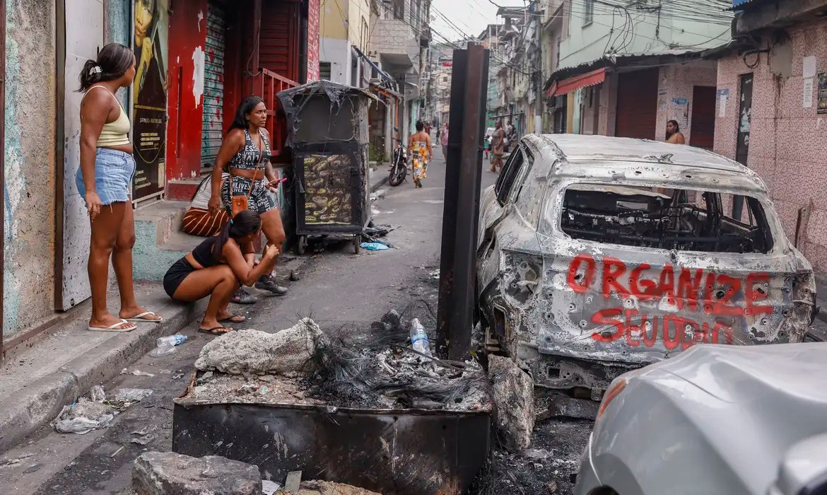 Foto de carros queimados durante a Operação Contenção, no Rio de Janeiro