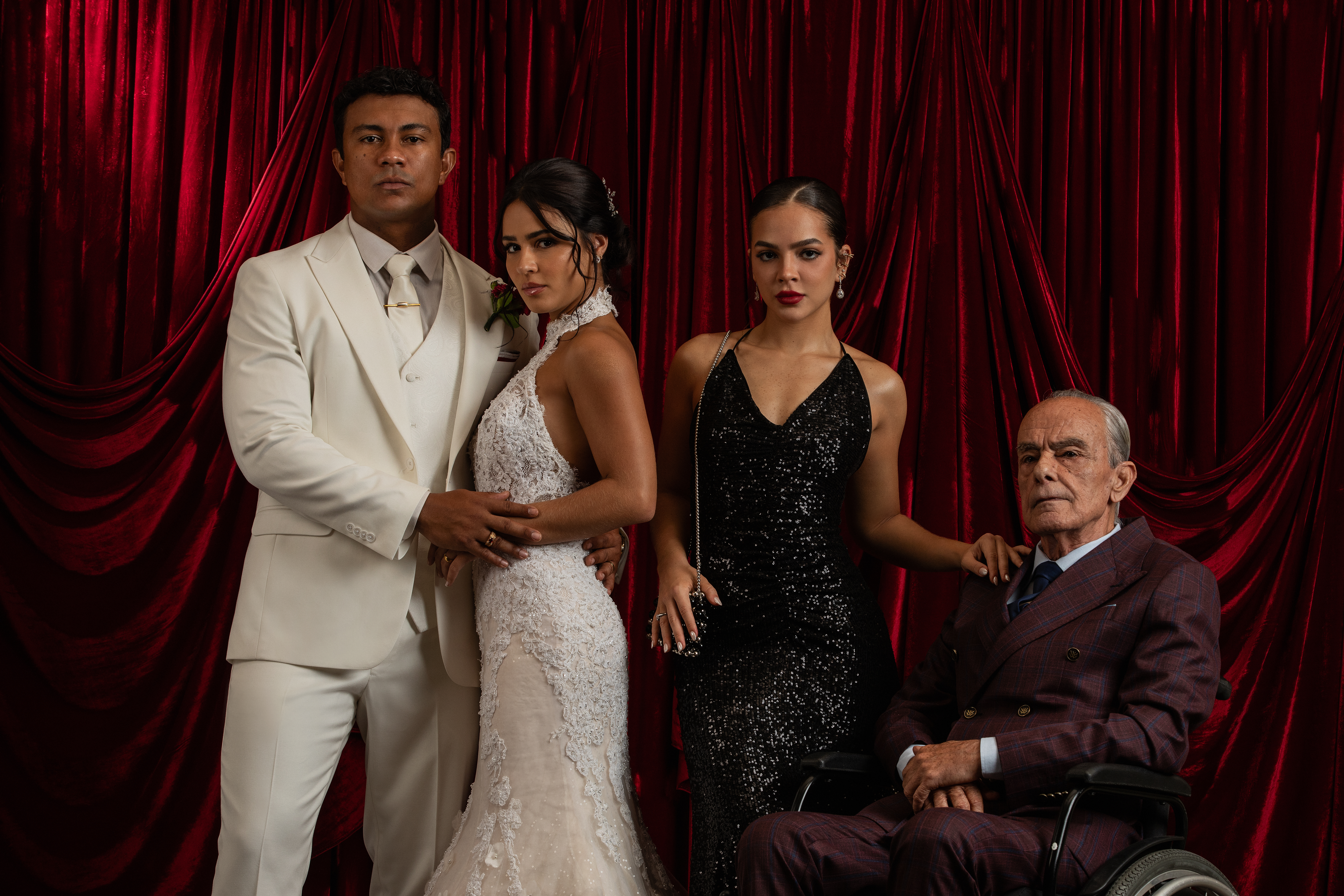 Imagem dos atores Xam&atilde;, Giullia Buscacio, Mel Maia e Roberto Pirillo, elenco que forma a fam&iacute;lia Guerra na s&eacute;rie Os Donos do Jogo