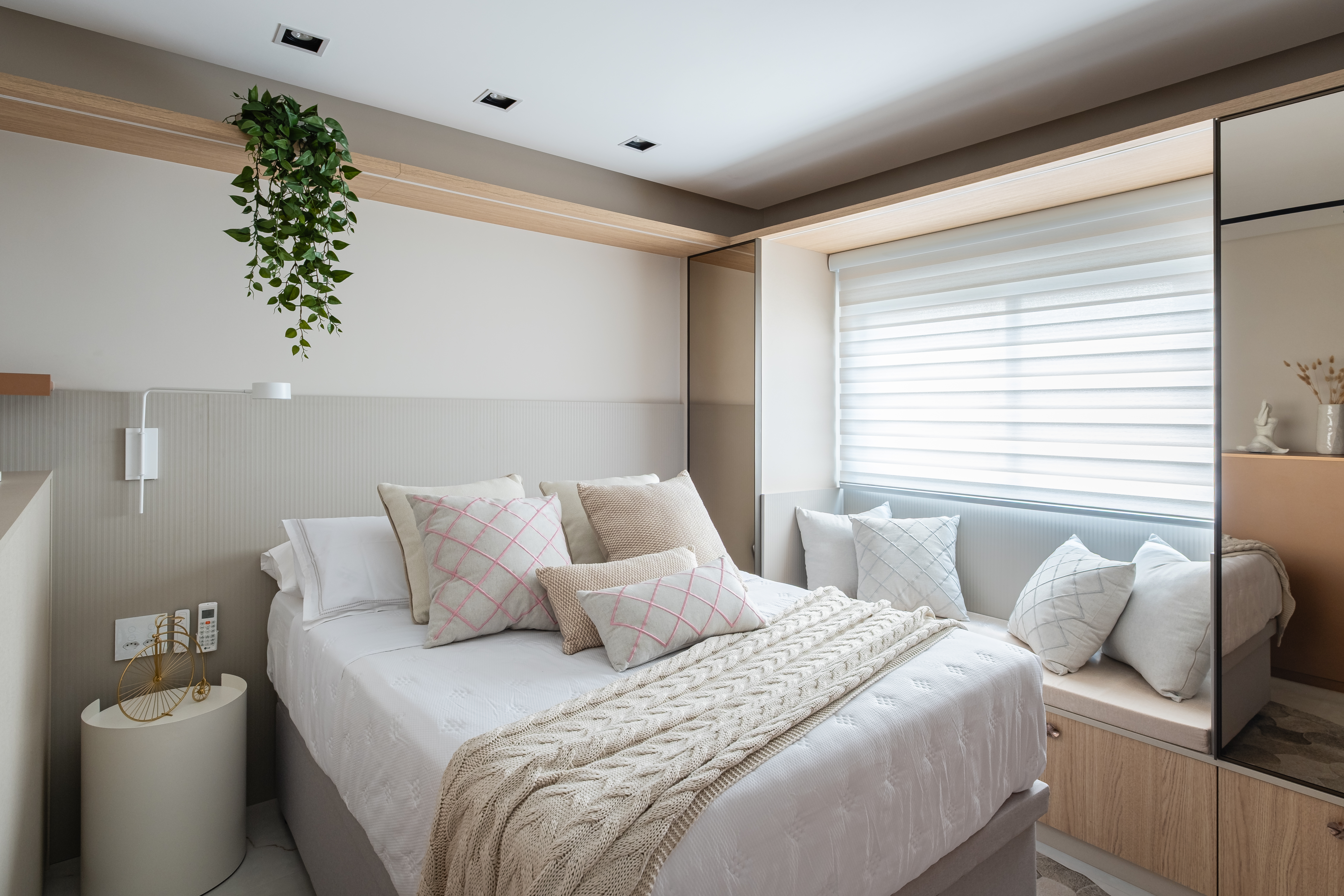 Quarto de casal em cores neutras com decora&ccedil;&atilde;o minimalista e aconchegante.