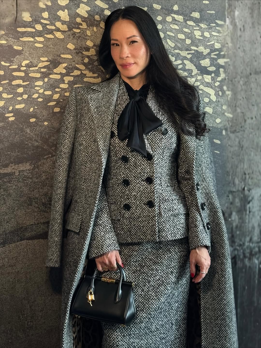Imagem mostra Lucy Liu com visual no estilo quiet luxury, ideal para mulheres maduras.