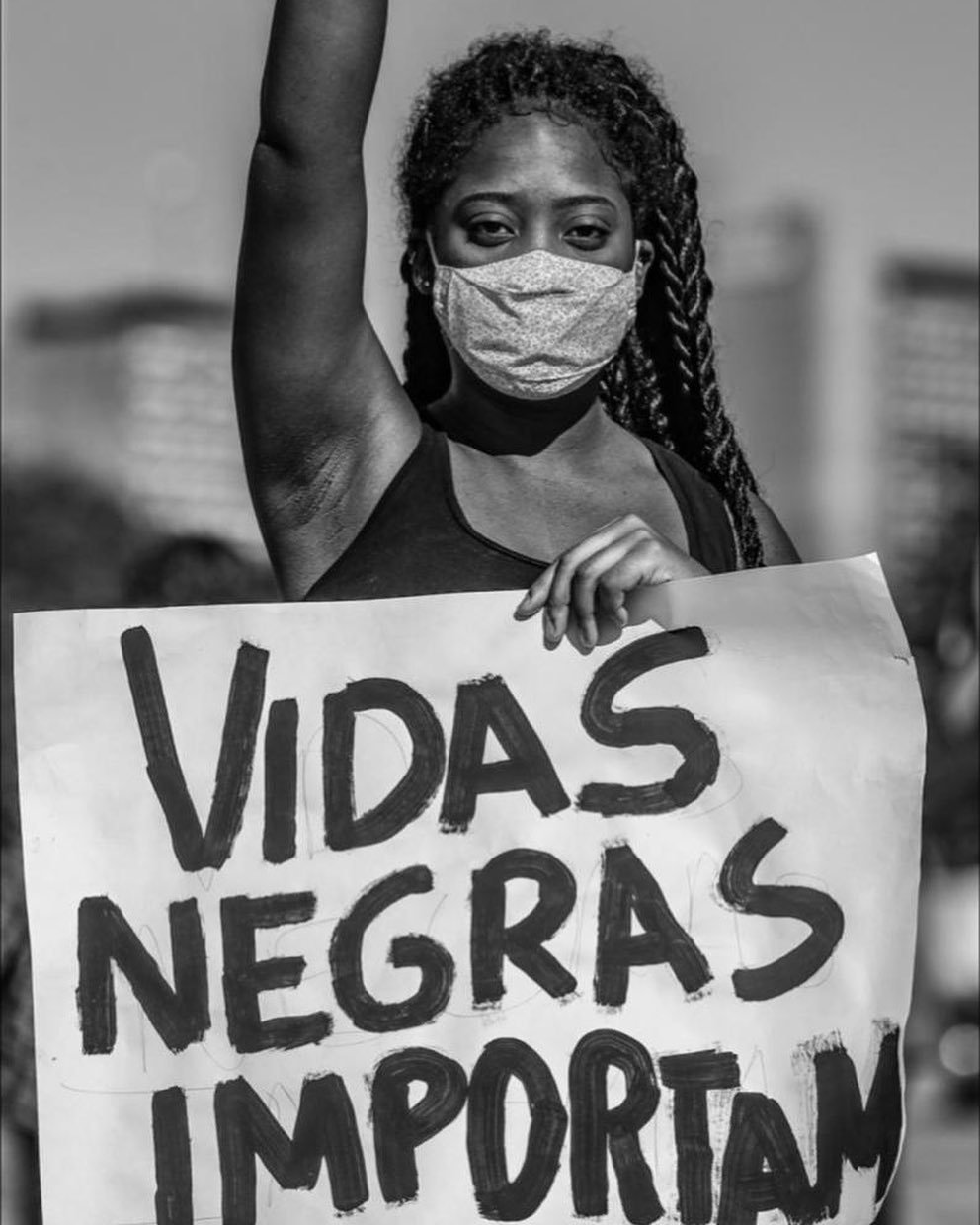 Imagem de mulher negra em foto preta e branca durante protesto contra igualdade racial no Brasil