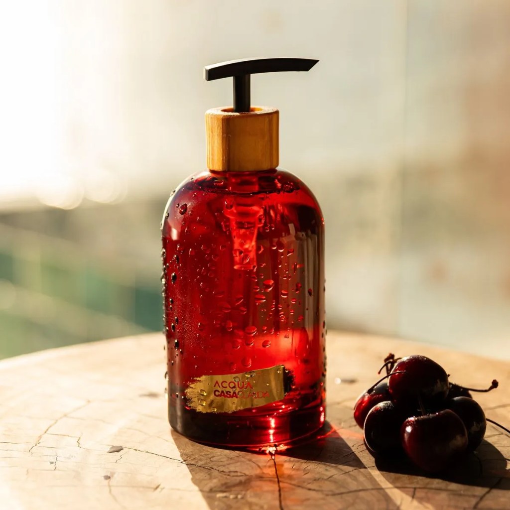 Sabonete l&iacute;quido de embalagem vinho e tampa de madeira