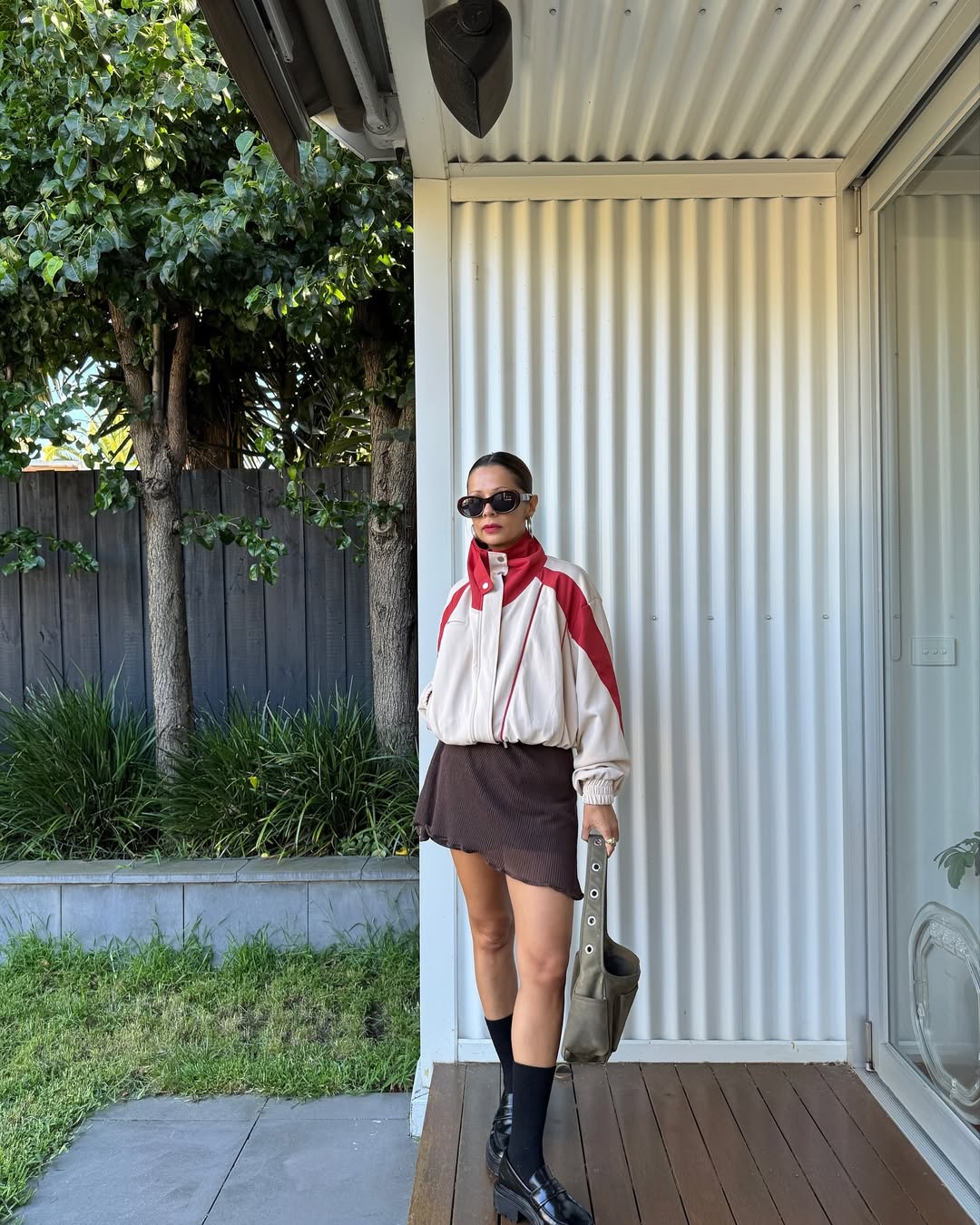 Minissaia assim&eacute;trica com jaqueta esportiva cria look moderno e urbano