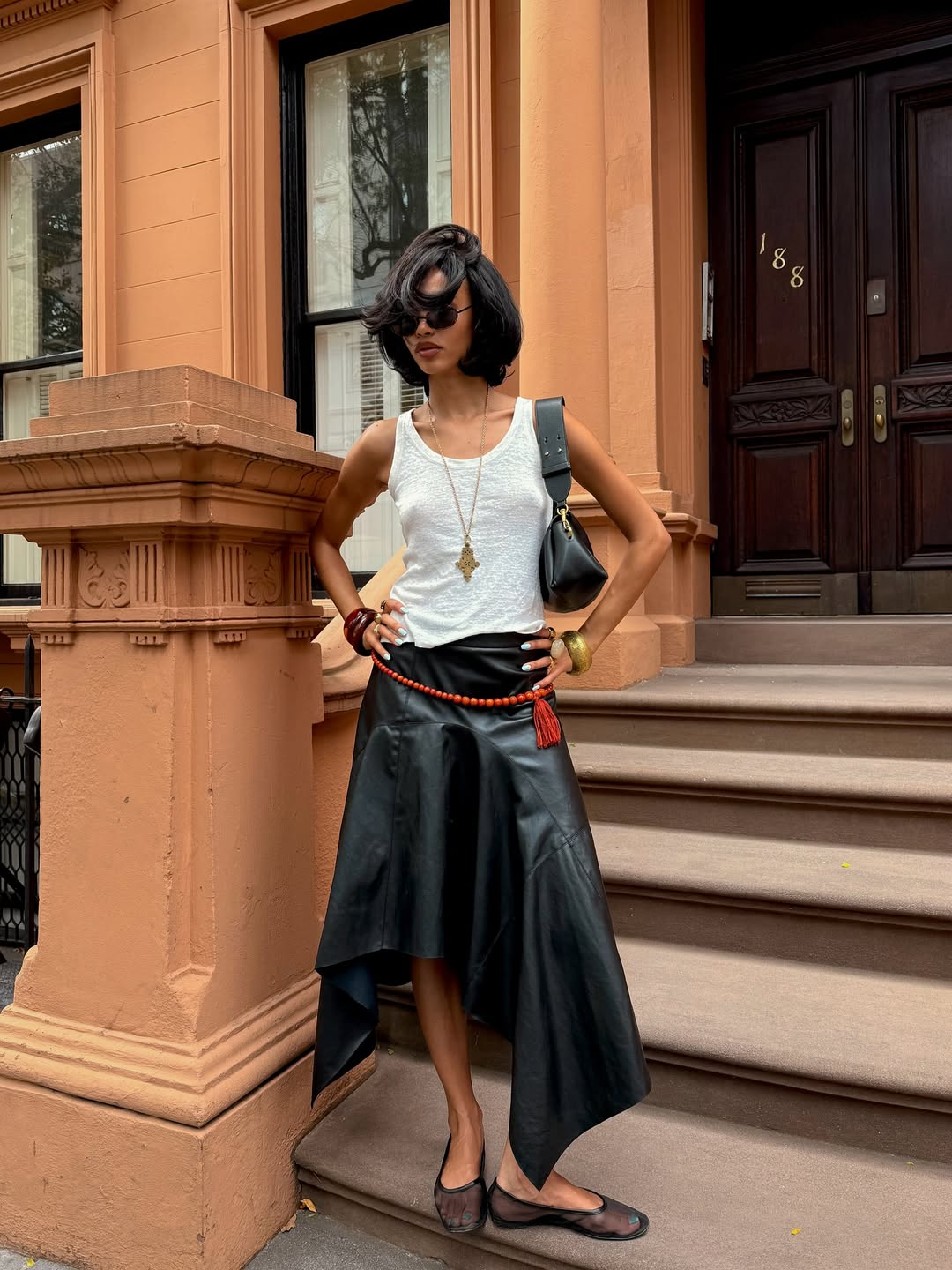 Saia de couro assim&eacute;trica traz toque fashion e valoriza o caimento da pe&ccedil;a