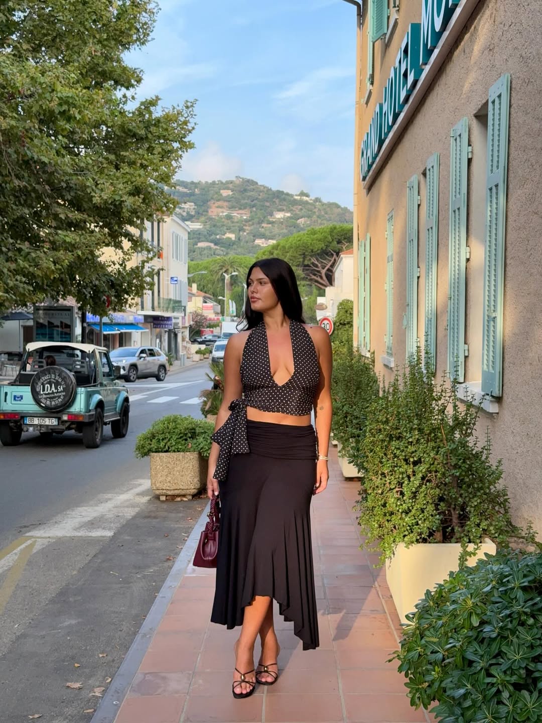 Saia preta longa assim&eacute;trica com top de po&aacute; &eacute; op&ccedil;&atilde;o elegante e vers&aacute;til