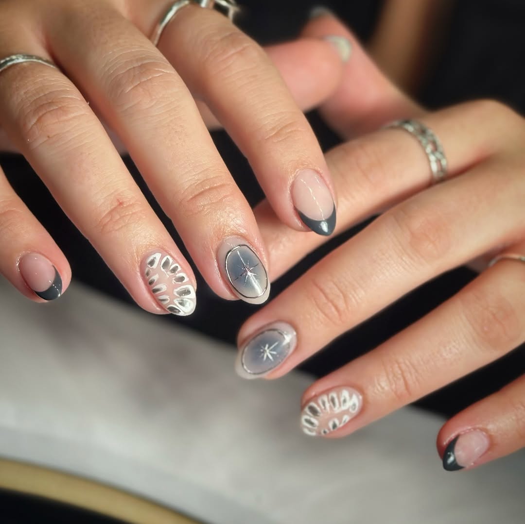 Unhas decoradas em tons de cinza com tra&ccedil;os met&aacute;licos e estrelas