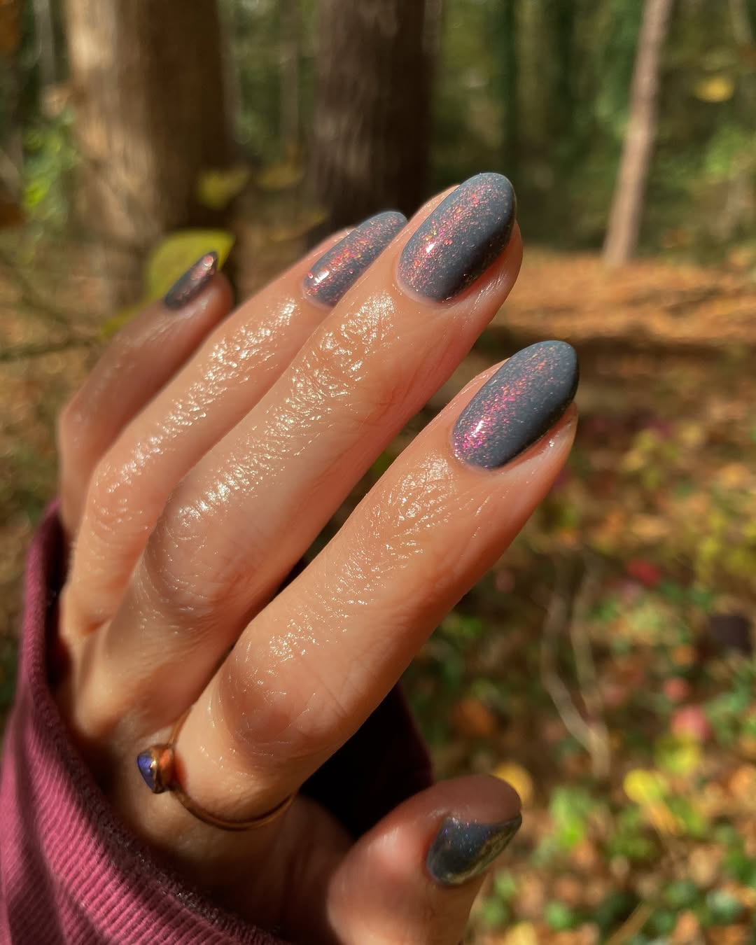 Unhas cinza furtacor com reflexos rosados