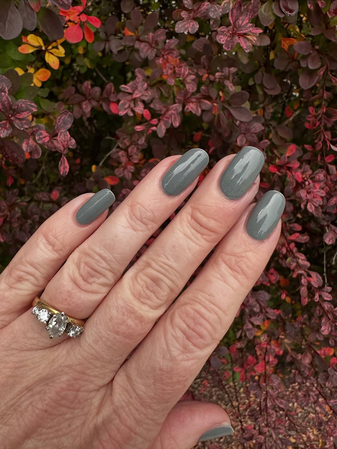 Unhas cinza esverdeado com acabamento cremoso