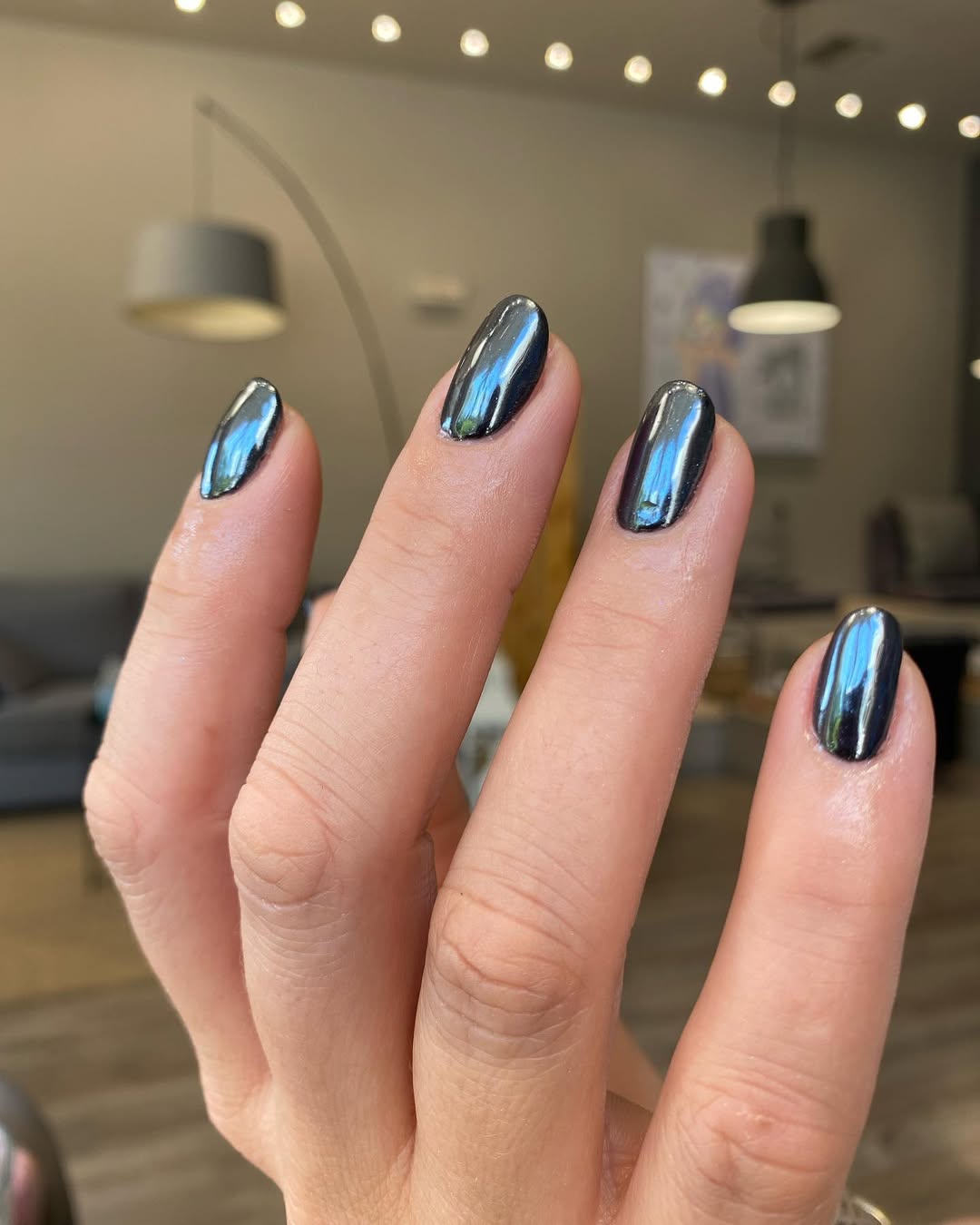 Unhas com esmalte azul met&aacute;lico e acabamento espelhado para um visual moderno