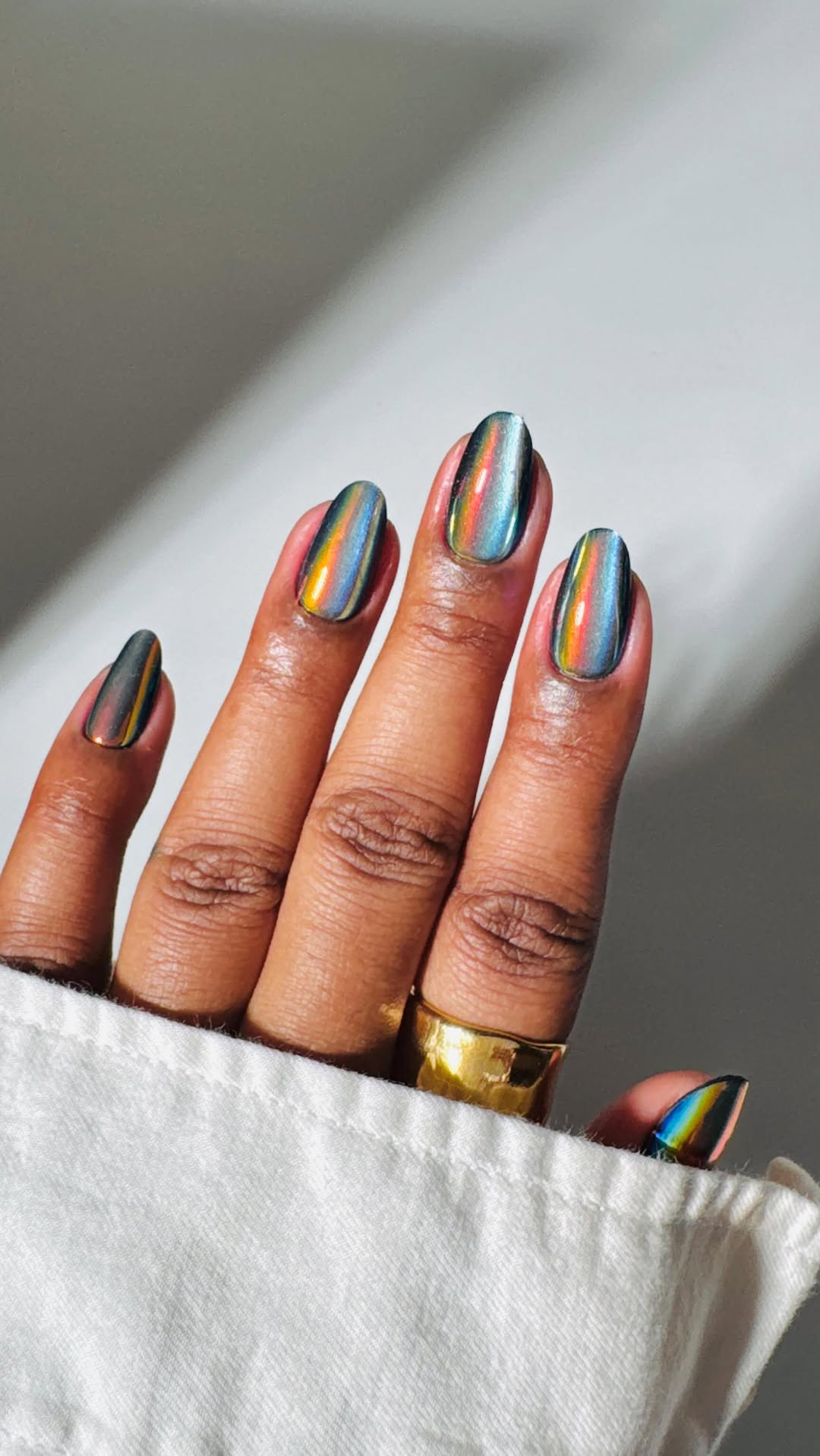 Unhas hologr&aacute;ficas com efeito espelhado e reflexos coloridos