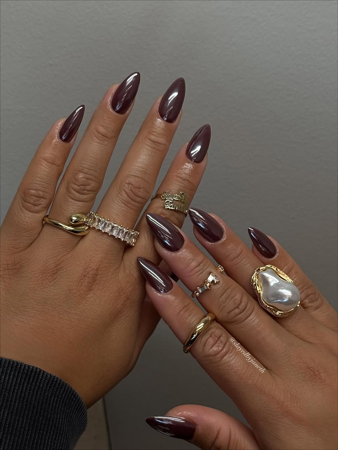 Unhas em tom marrom espelhado com acabamento brilhante