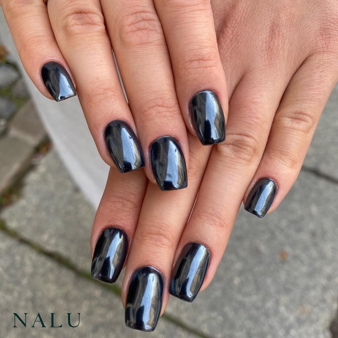 Unhas pretas com acabamento espelhado e reflexo grafite
