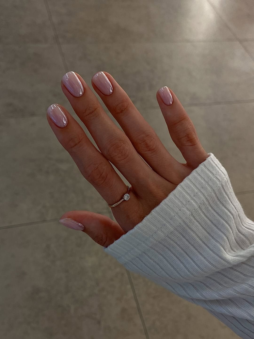 Unhas em rosa claro com acabamento espelhado e brilho sutil