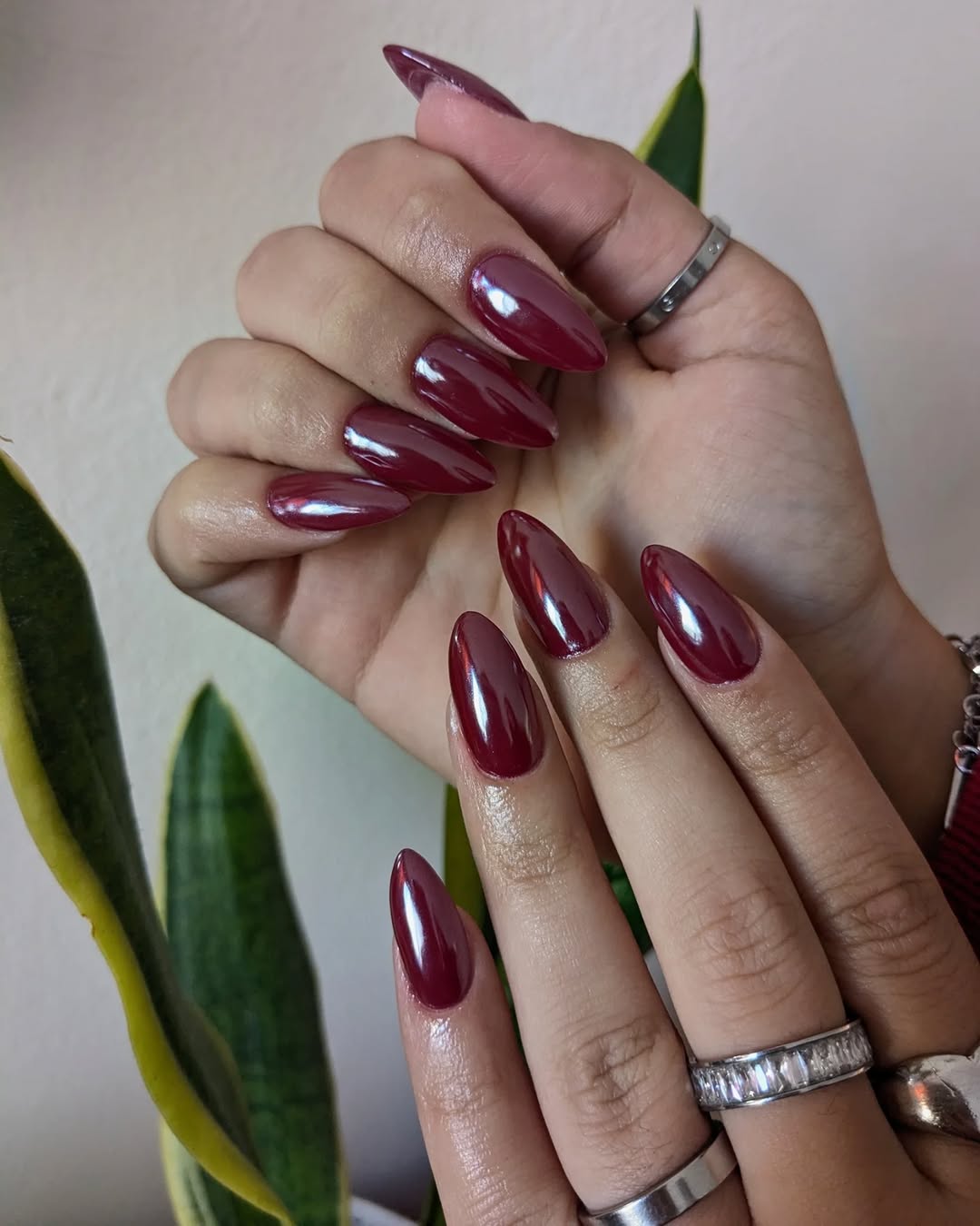 Unhas vermelhas com acabamento met&aacute;lico espelhado