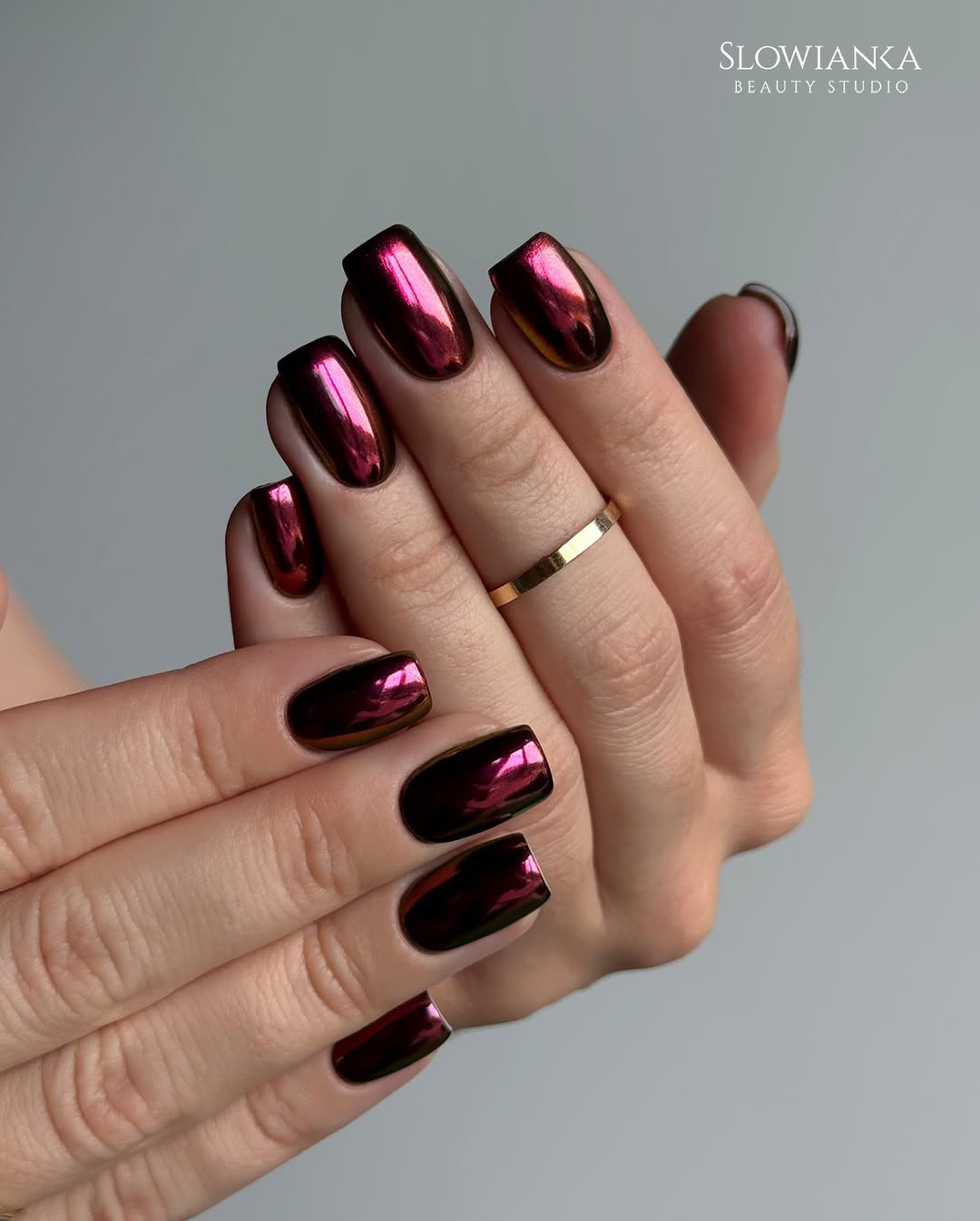 Unhas vinho com efeito met&aacute;lico espelhado e reflexo intenso