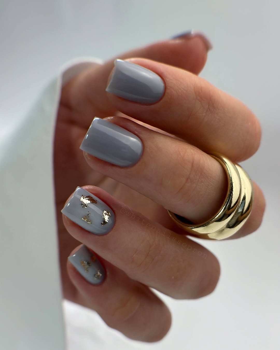 Unhas cinza com aplica&ccedil;&otilde;es douradas modernas e elegantes