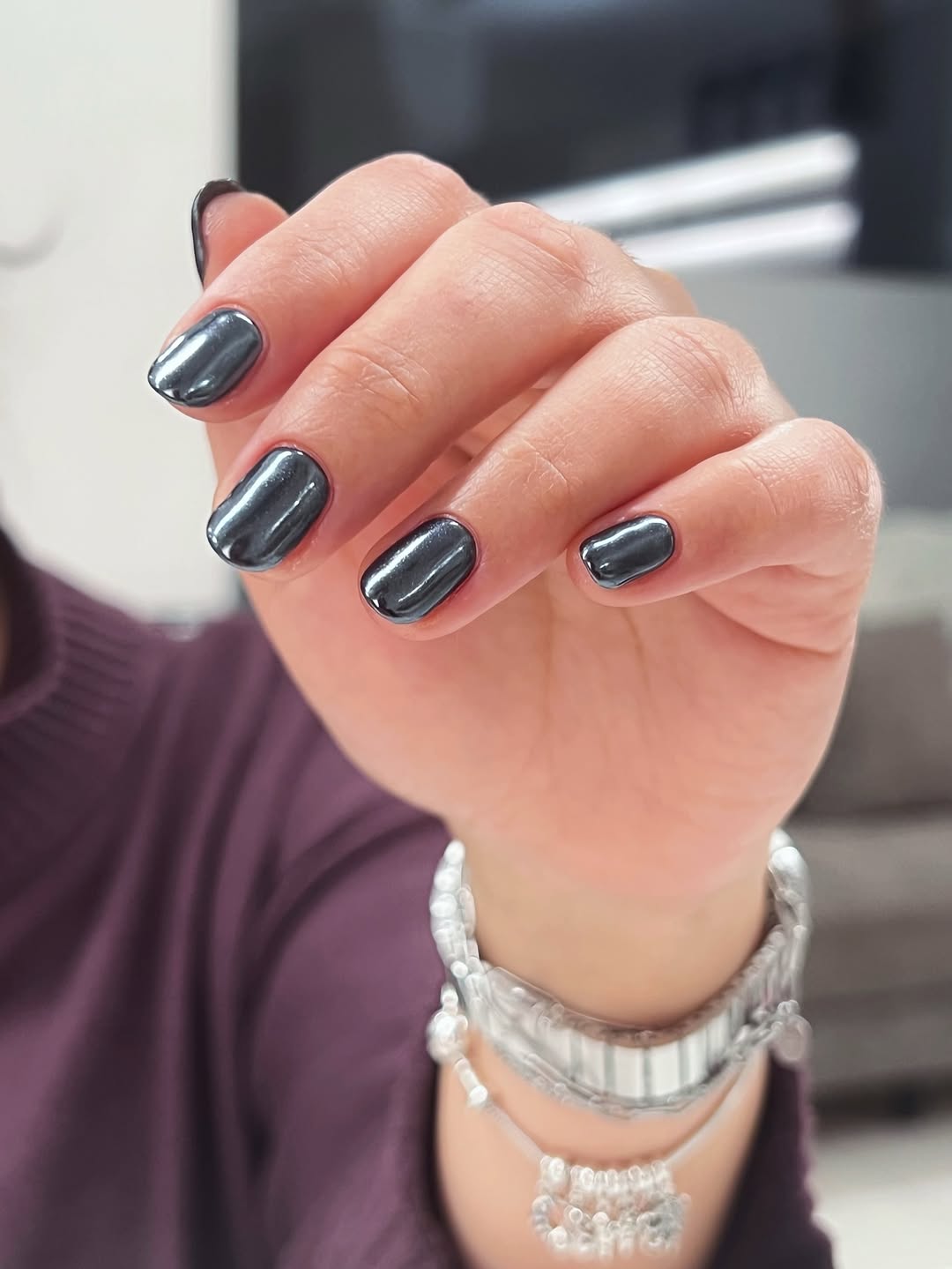 Unhas cinza metalizadas com efeito espelhado moderno