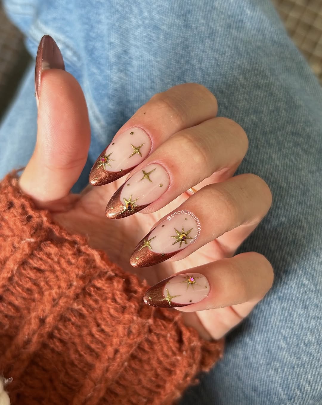 Unhas acrigel francesinha dourada com estrelas decorativas