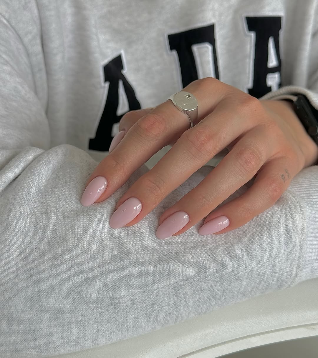 Esmalte rosa claro &eacute; op&ccedil;&atilde;o cl&aacute;ssica e vers&aacute;til para o dia a dia