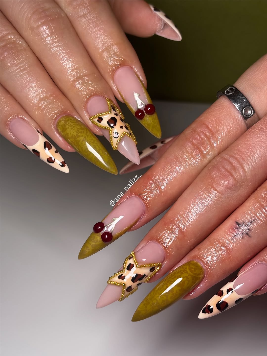 Unhas acrigel decoradas com estampa animal print e detalhes dourados