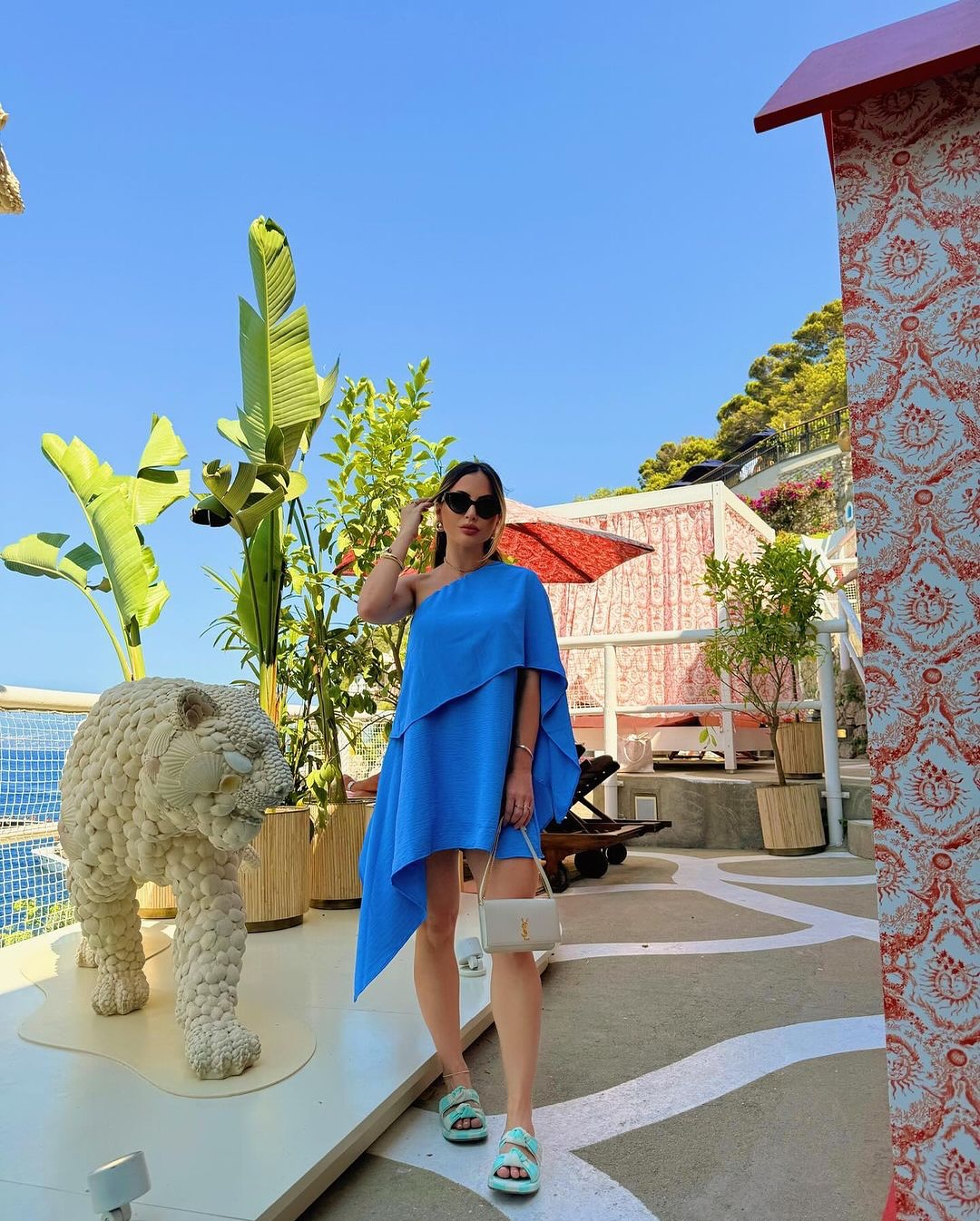 Vestido azul de um ombro s&oacute; e corte assim&eacute;trico &eacute; aposta moderna e elegante