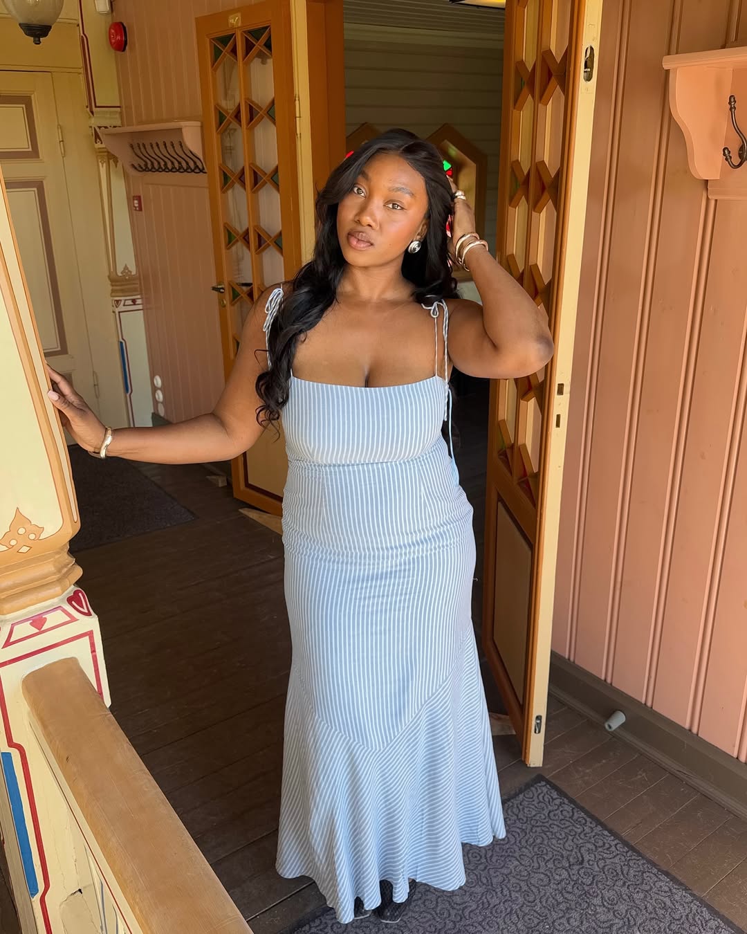 Vestido longo azul-claro listrado: look feminino e sofisticado