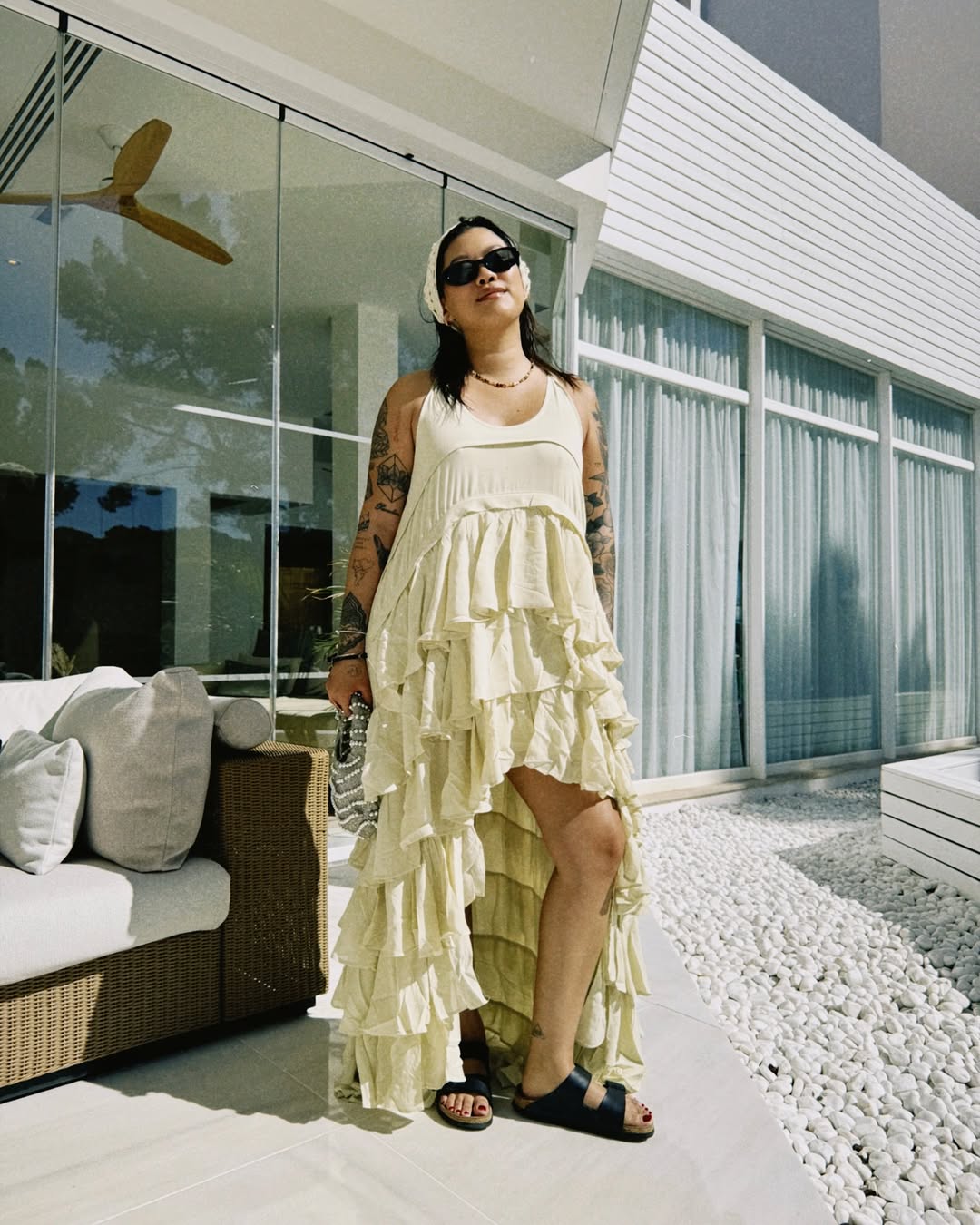 Vestido neutro com babados assim&eacute;tricos &eacute; ideal para produ&ccedil;&otilde;es leves de ver&atilde;o