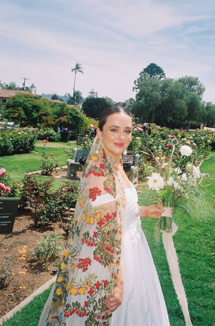 V&eacute;us bordados com flores coloridas aparecem como destaque entre as tend&ecirc;ncias de noivas em 2026