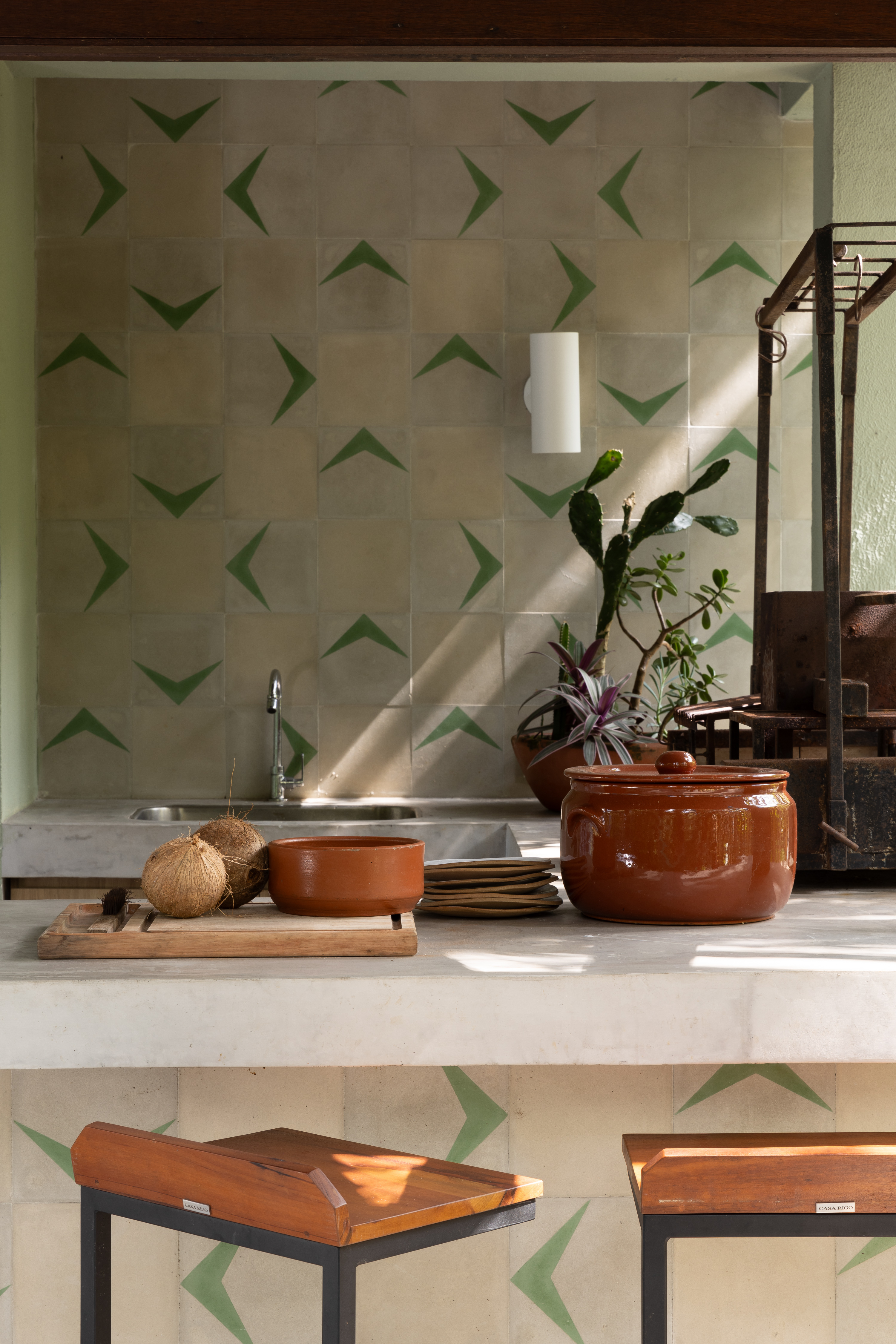 Cozinha com parede de ladrilho hidr&aacute;ulico verde